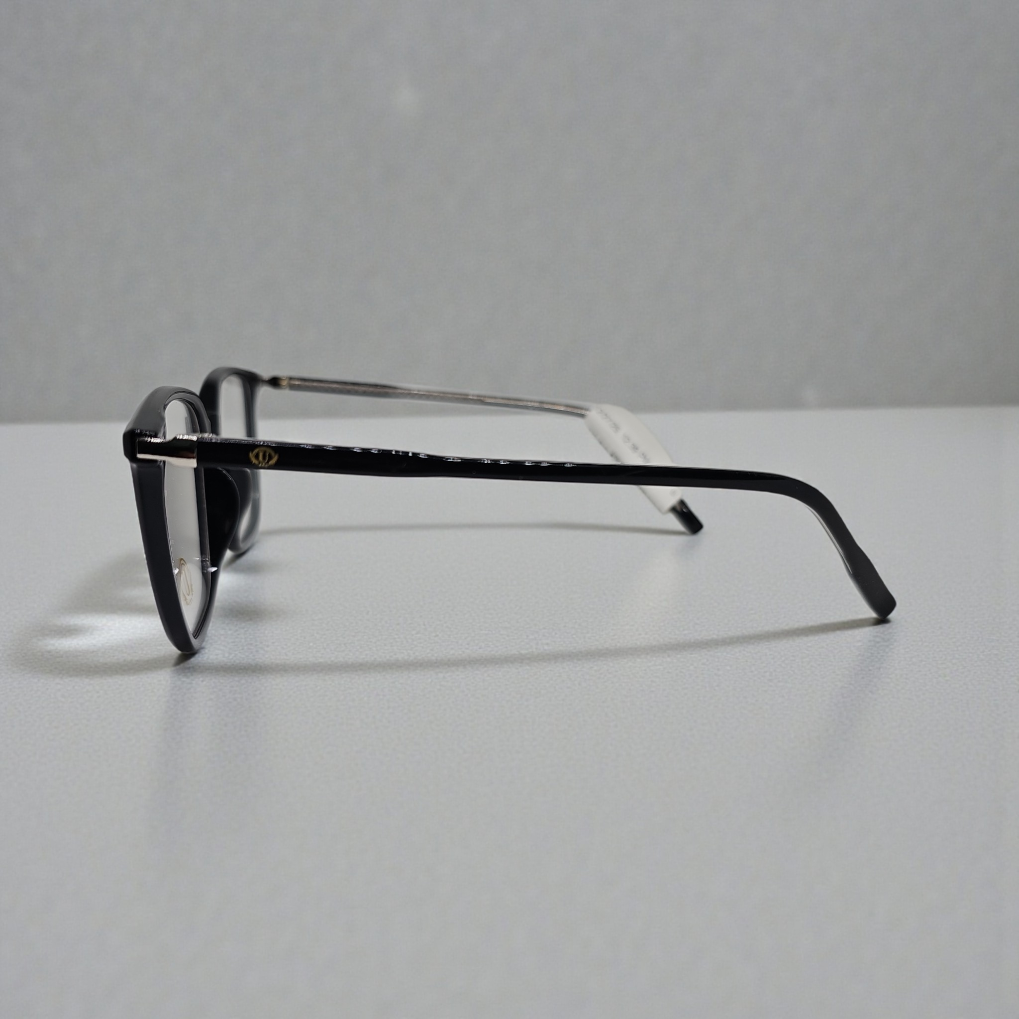 Uo 8406. Size 52 19 146